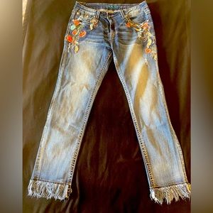 Crop jeans with embroidered pockets and front